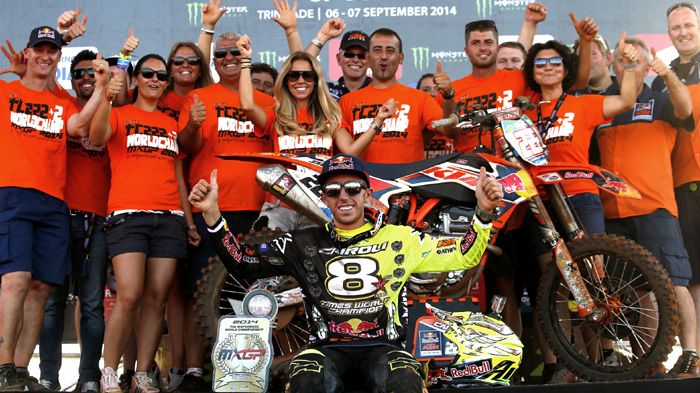 Tony Cairoli. Οκτάκις πλέον Παγκόσμιος Πρωταθλητής MXGP, έχει βάλει στο μάτι του Tony Cairoli. Οκτάκις πλέον Παγκόσμιος Πρωταθλητής MXGP, έχει βάλει στο μάτι τους 10 τίτλους του manager της ομάδας ΜΧ2 της ΚΤΜ, Stefan Everts.